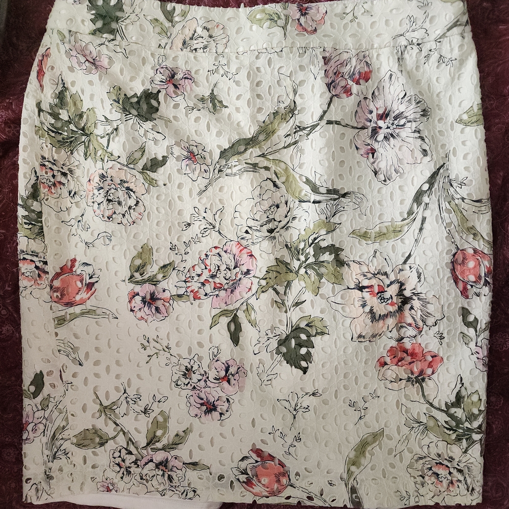 Ann Taylor Mini Skirt With Pockets. Cream and Pink Pencil Skirt Knee-length